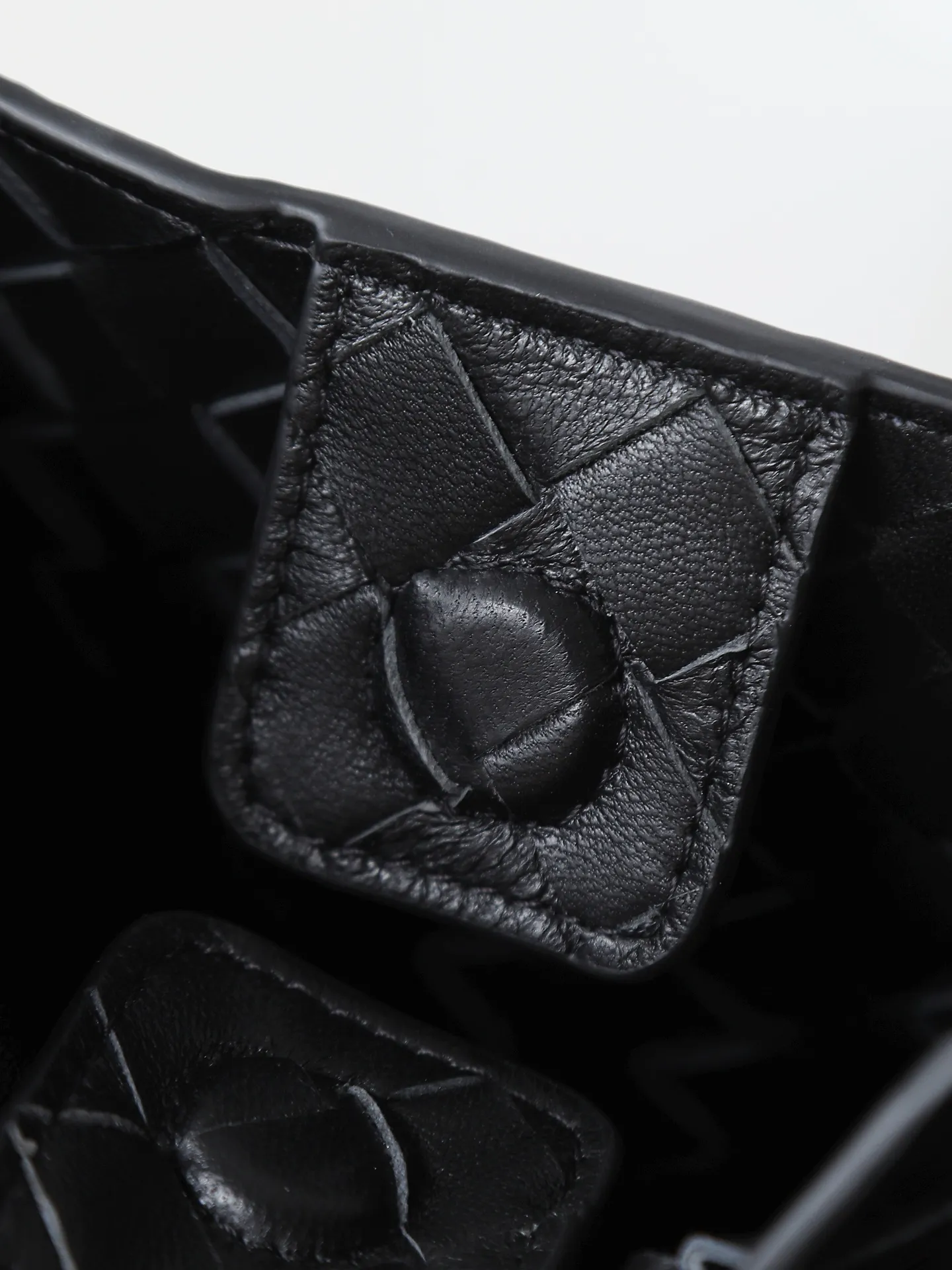 1300. BV's new intrecciato woven leather shoulder bag 🪂 835921 comes with a detachable diagonal shoulder strap and comes with a mini bag inside. The appearance retains the unique design of BV woven leather. The parachute bag is a bag that makes people fall in love before seeing the real thing. The small golden knot embellishment is full of simple and high-end sense to meet your needs in different occasions. Size: 29.5X18.5X17.5cm